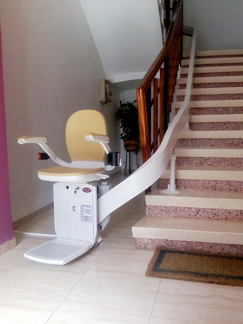silla_acorn_curva_aparcada_y_abierta